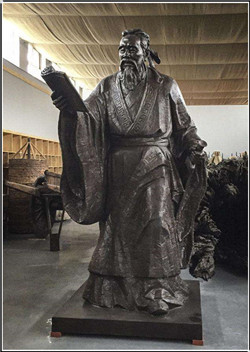 教書的鑄銅孔子雕塑